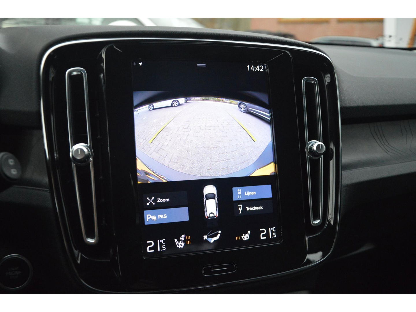 Volvo XC40 T4 Recharge Plus Dark | Stoel + Stuur verwarming | Trekhaak | Adapative Cruise | Harman/Kardon | BLIS |