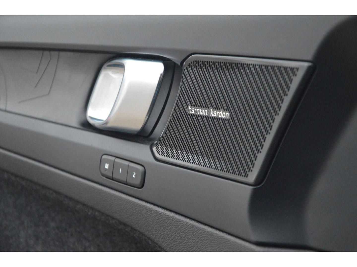 Volvo XC40 T4 Recharge Plus Dark | Stoel + Stuur verwarming | Trekhaak | Adapative Cruise | Harman/Kardon | BLIS |