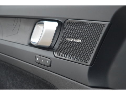 Volvo XC40 T4 Recharge Plus Dark | Stoel + Stuur verwarming | Trekhaak | Adapative Cruise | Harman/Kardon | BLIS |
