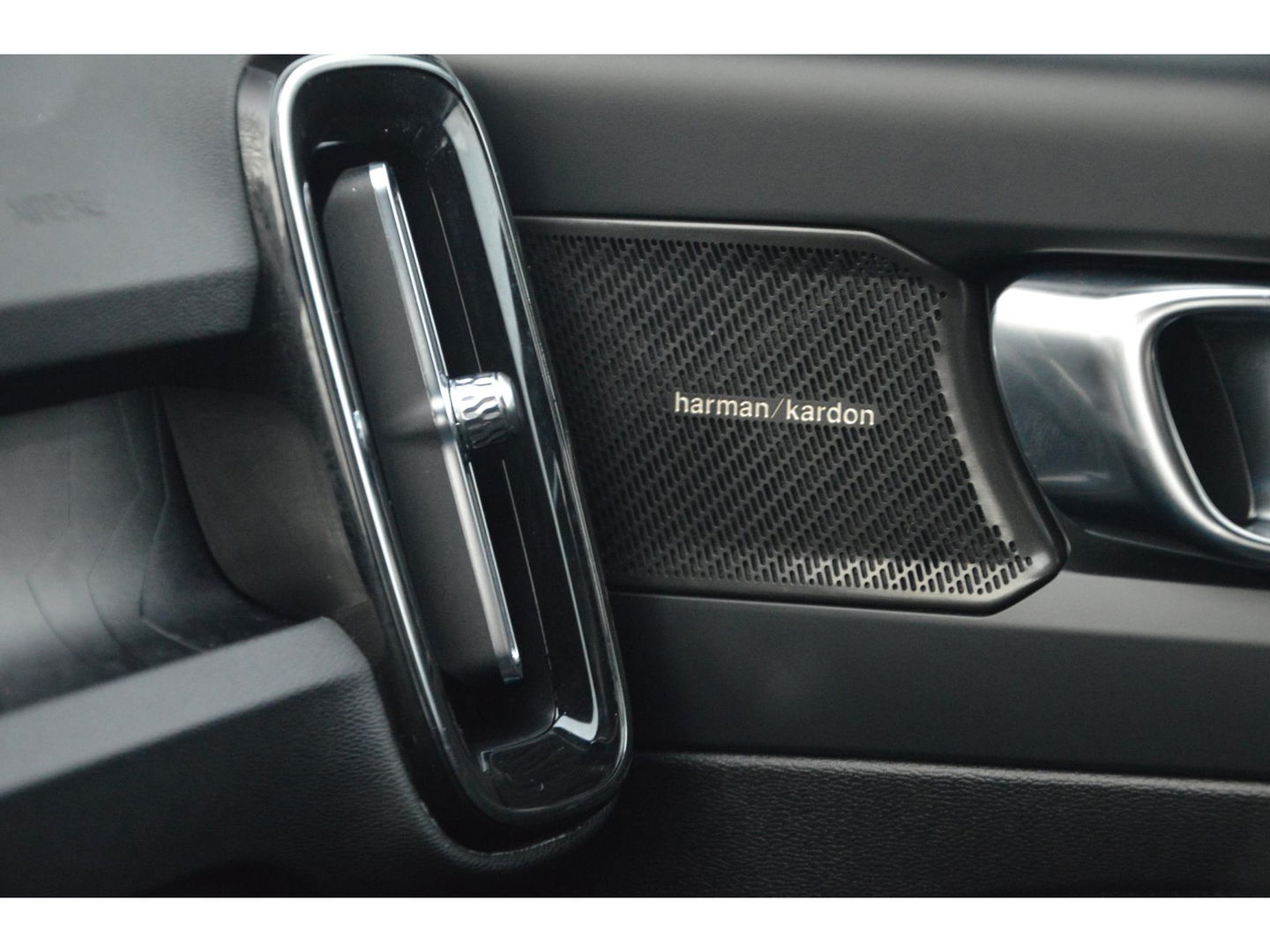 Volvo XC40 T4 Recharge Plus Dark | Stoel + Stuur verwarming | Trekhaak | Adapative Cruise | Harman/Kardon | BLIS |