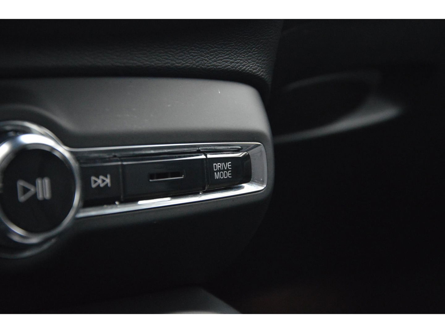 Volvo XC40 T4 Recharge Plus Dark | Stoel + Stuur verwarming | Trekhaak | Adapative Cruise | Harman/Kardon | BLIS |