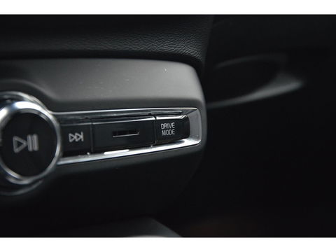 Volvo XC40 T4 Recharge Plus Dark | Stoel + Stuur verwarming | Trekhaak | Adapative Cruise | Harman/Kardon | BLIS |
