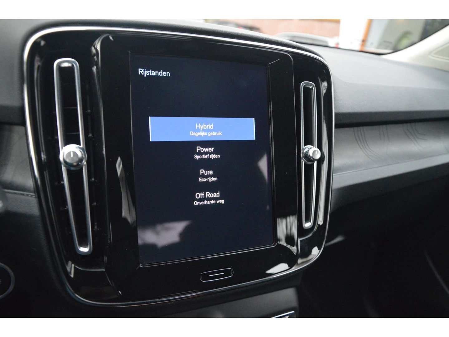 Volvo XC40 T4 Recharge Plus Dark | Stoel + Stuur verwarming | Trekhaak | Adapative Cruise | Harman/Kardon | BLIS |