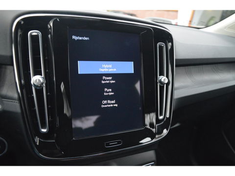 Volvo XC40 T4 Recharge Plus Dark | Stoel + Stuur verwarming | Trekhaak | Adapative Cruise | Harman/Kardon | BLIS |