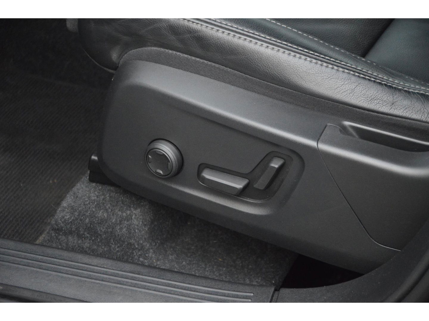 Volvo XC40 T4 Recharge Plus Dark | Stoel + Stuur verwarming | Trekhaak | Adapative Cruise | Harman/Kardon | BLIS |