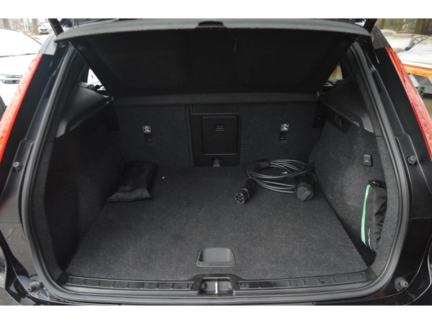 Volvo XC40 T4 Recharge Plus Dark | Stoel + Stuur verwarming | Trekhaak | Adapative Cruise | Harman/Kardon | BLIS |