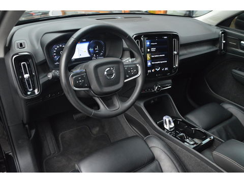 Volvo XC40 T4 Recharge Plus Dark | Stoel + Stuur verwarming | Trekhaak | Adapative Cruise | Harman/Kardon | BLIS |