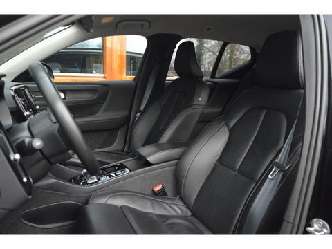 Volvo XC40 T4 Recharge Plus Dark | Stoel + Stuur verwarming | Trekhaak | Adapative Cruise | Harman/Kardon | BLIS |