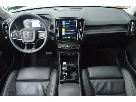 Volvo XC40 T4 Recharge Plus Dark | Stoel + Stuur verwarming | Trekhaak | Adapative Cruise | Harman/Kardon | BLIS |