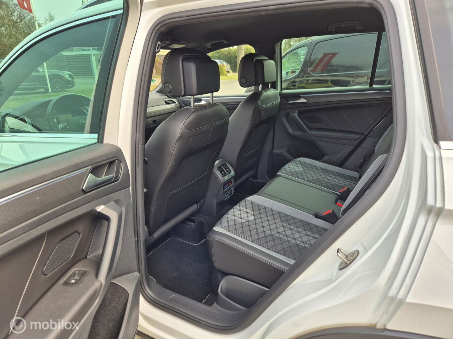 Volkswagen Tiguan 1.5 TSI R-Line, Trekhaak, Dealer onderhoud