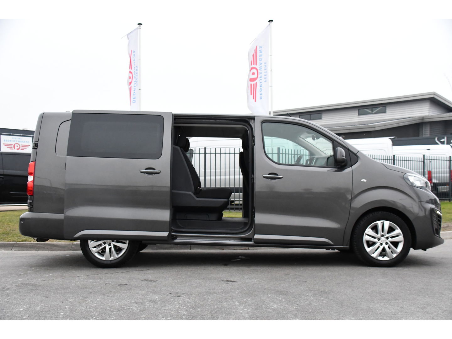 Peugeot Expert 2.0 BlueHDI 180 L3 DC PB Edition 360 Camera, Cruise, Carplay, 177pk, Clima, Head-up, Automaat 2 x Schuifdeur, NAVI, Uniek!