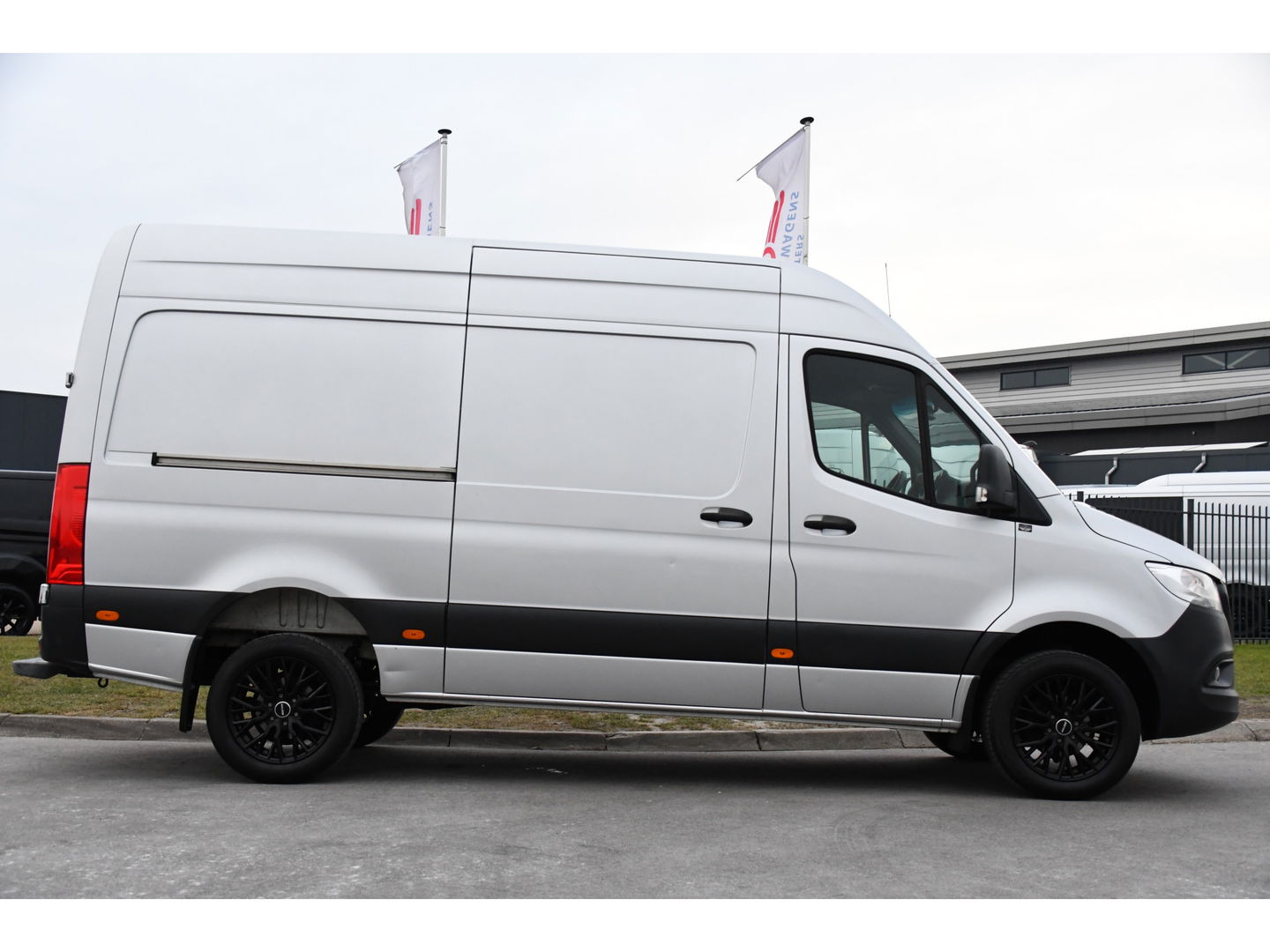 Mercedes-Benz Sprinter 319 V6 3.0 CDI L2H2 PB Edition Camera, Cruise, Stoelverwarming, 190pk, Standkachel, Airco, Uniek!