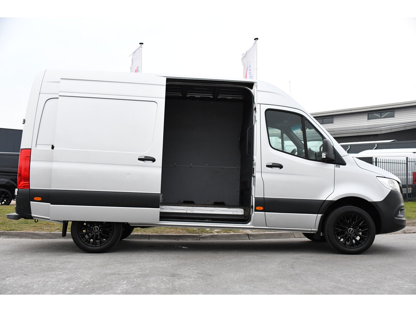 Mercedes-Benz Sprinter 319 V6 3.0 CDI L2H2 PB Edition Camera, Cruise, Stoelverwarming, 190pk, Standkachel, Airco, Uniek!