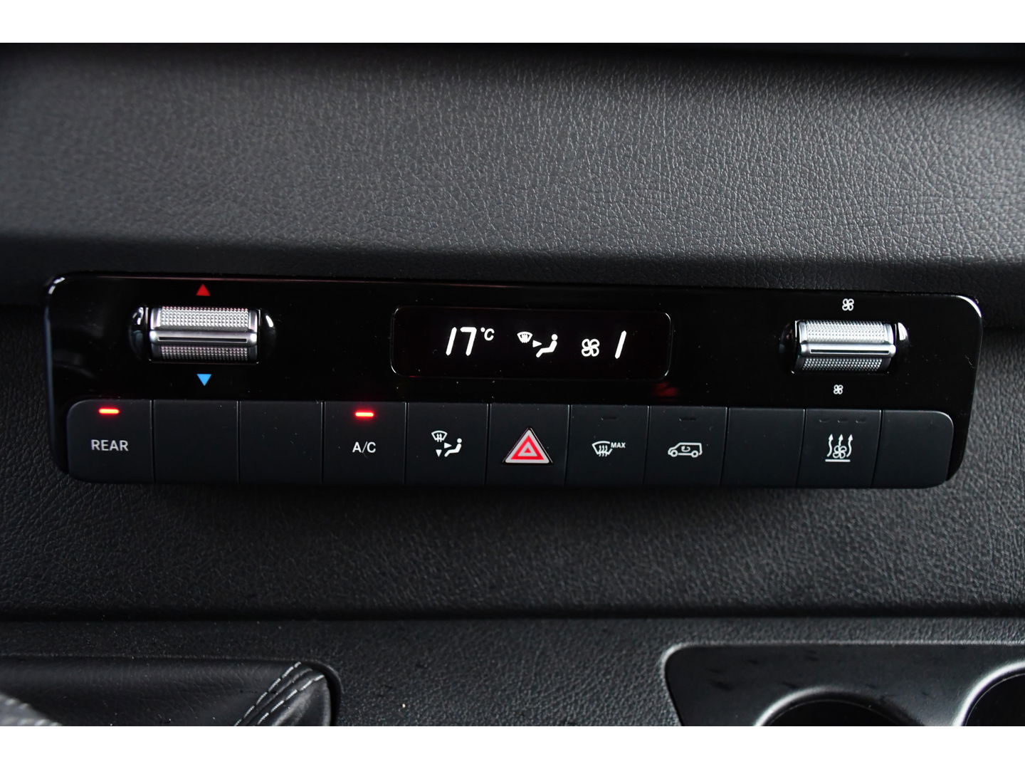 Mercedes-Benz Sprinter 319 V6 3.0 CDI L2H2 PB Edition Camera, Cruise, Stoelverwarming, 190pk, Standkachel, Airco, Uniek!