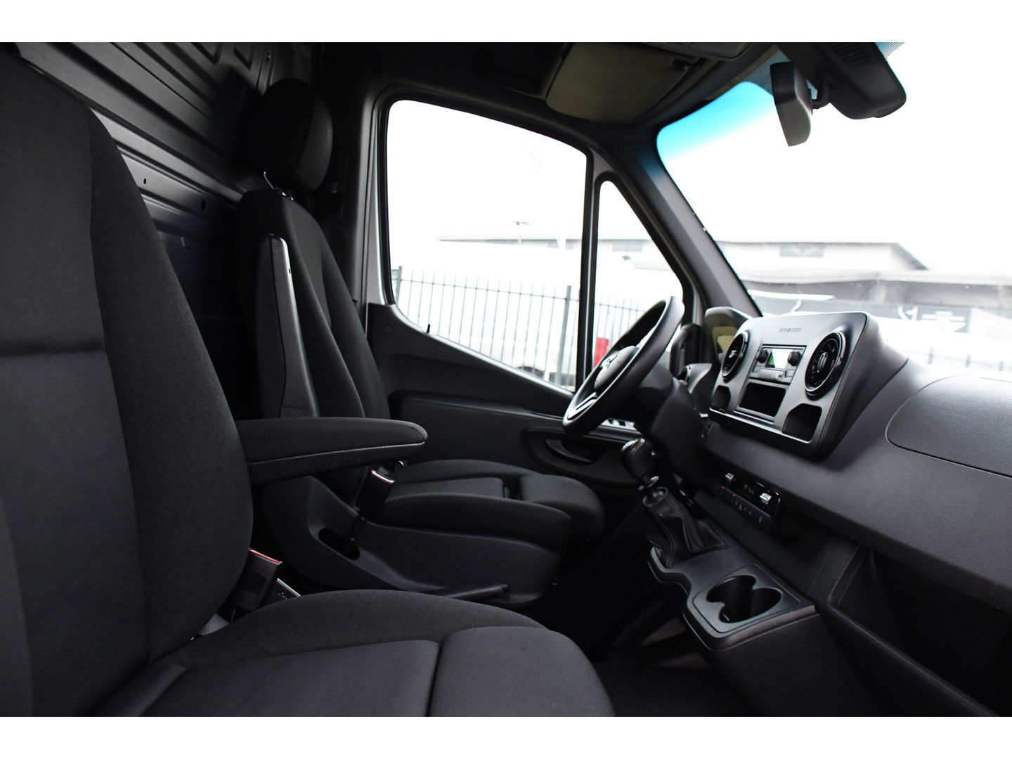 Mercedes-Benz Sprinter 319 V6 3.0 CDI L2H2 PB Edition Camera, Cruise, Stoelverwarming, 190pk, Standkachel, Airco, Uniek!