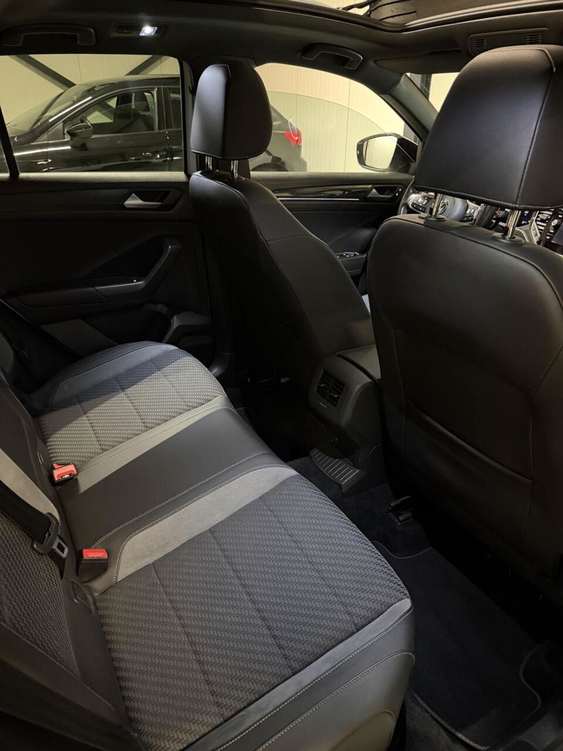 Volkswagen T-Roc 1.5 TSI R-line Pano Virtual Trekhaak Beats
