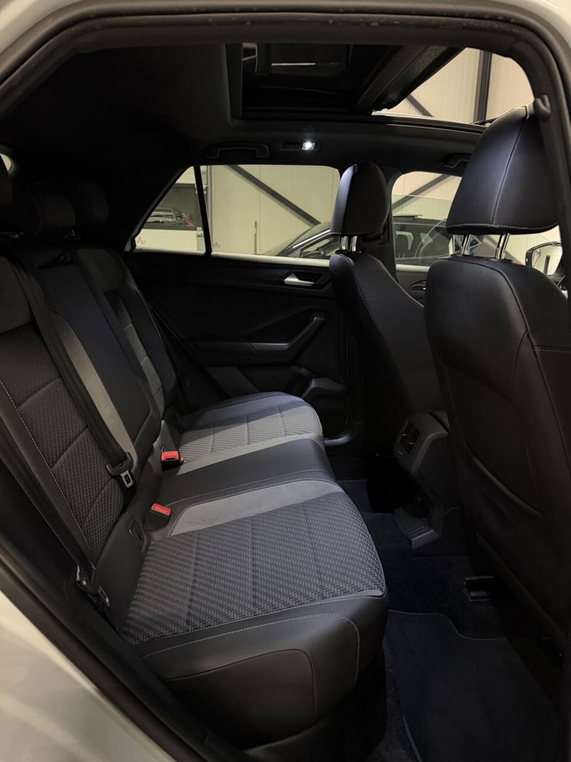 Volkswagen T-Roc 1.5 TSI R-line Pano Virtual Trekhaak Beats