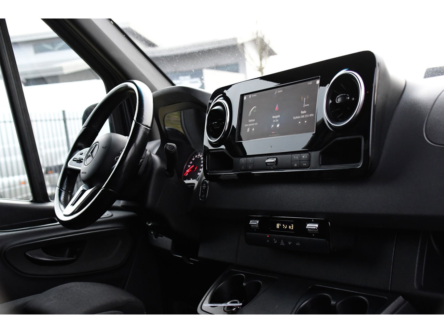 Mercedes-Benz Sprinter 317 1.9 CDI L2H1 DC RWD PB Edition Cruise, Camera, Carplay, 2 x Schuifdeur, 10,5'' Mbux, 3500kg Trekhaak, Sensoren, LED, Uniek!