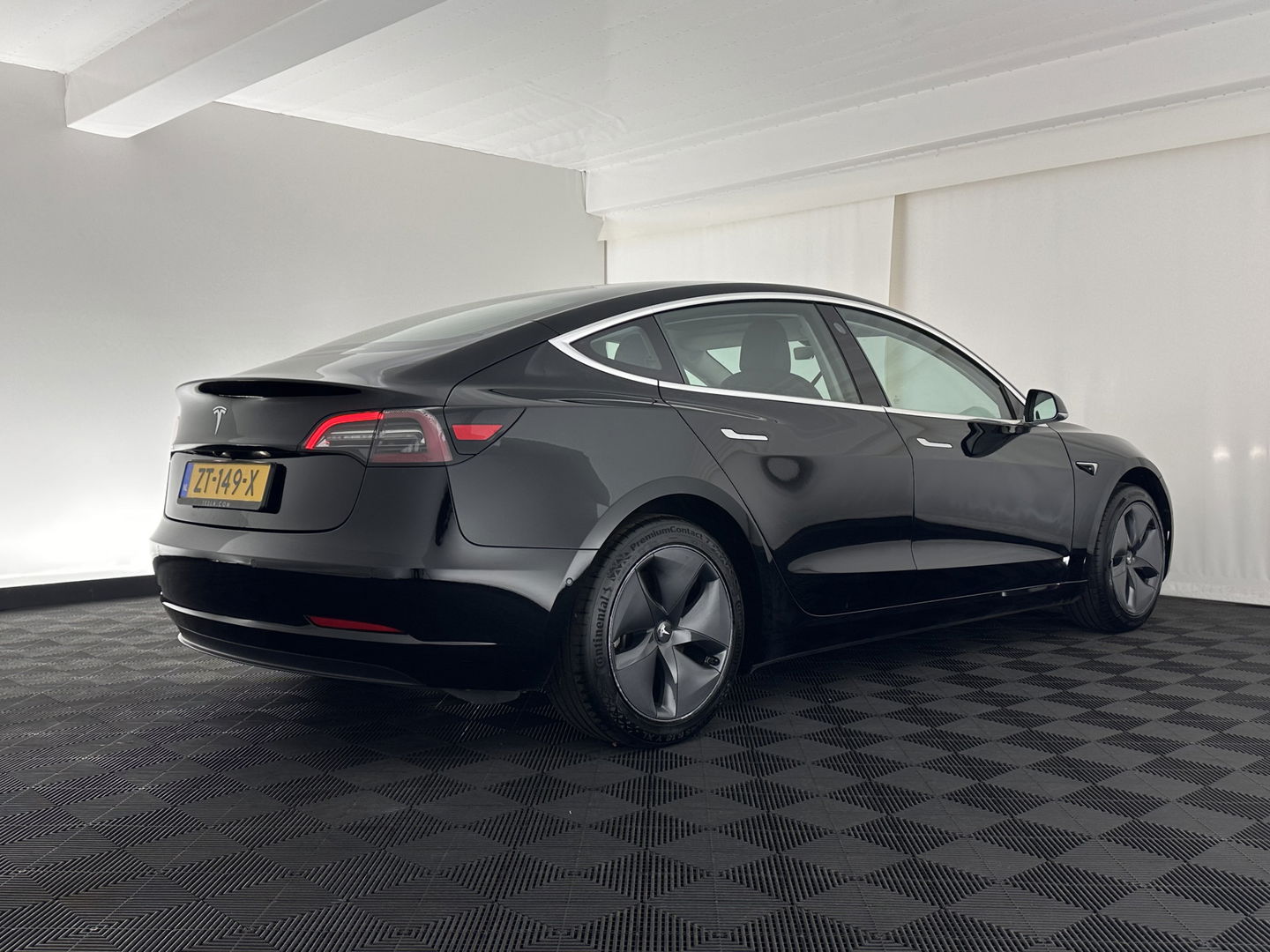 Tesla Model 3 Standard RWD Plus 60 kWh [ 3-Fase ] {SOH-80%} (INCL-BTW) Aut. *PANO | AUTOPILOT | LEATHER | KEYLESS | FULL-LED | MEMORY-PACK | TOPVIEW | DAB | CARPLAY | DIGI-COCKPIT | LANE-ASSIST | COMFORTSEATS | TOWBAR | 18"ALU*