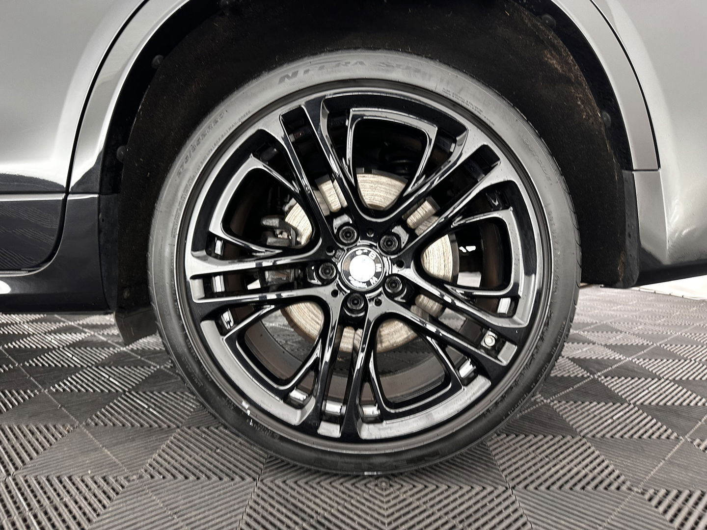 BMW X4 xDrive20d M-Sportpack High Executive Black-Edition Aut. *PANO | LEATHER | BI-XENON | ADAPTIVE-CRUISE | KEYLESS | HEATED-SPORTSEATS | NAVI-FULLMAP | CAMERA | ECC | HEAD-UP | PDC | SHIFTPADDLES | TOWBAR | PRIVACYGLASS | 20''ALU *