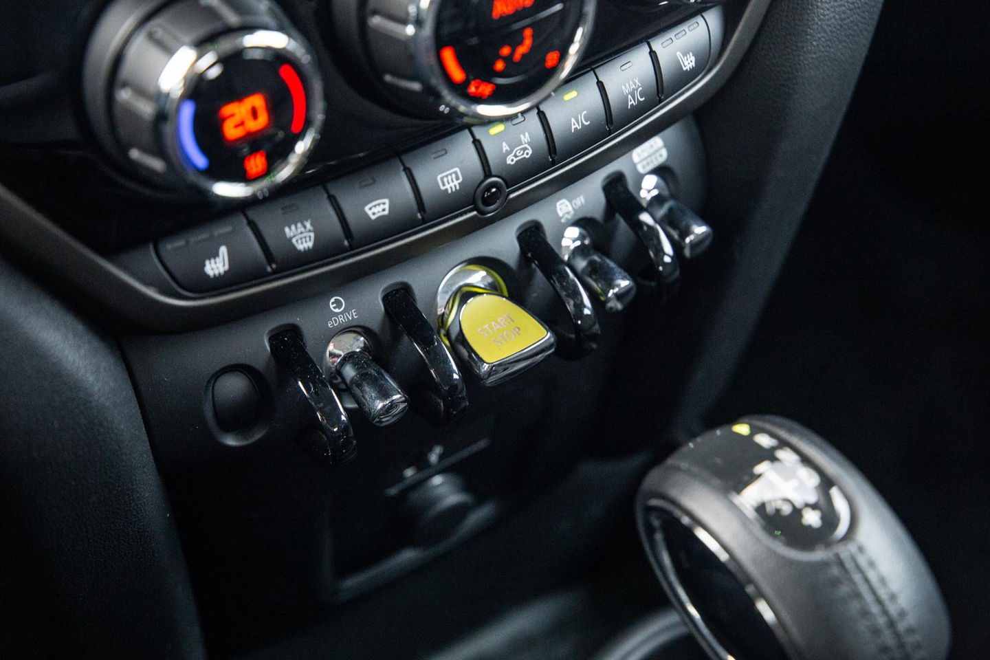 MINI Countryman Mini 1.5 Cooper S E ALL4 Essential CAMERA / NAVI / CARPLAY / AIRCO / ZWART / STOELVERWARMING