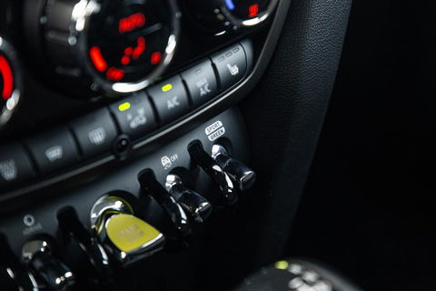 MINI Countryman Mini 1.5 Cooper S E ALL4 Essential CAMERA / NAVI / CARPLAY / AIRCO / ZWART / STOELVERWARMING