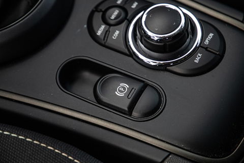 MINI Countryman Mini 1.5 Cooper S E ALL4 Essential CAMERA / NAVI / CARPLAY / AIRCO / ZWART / STOELVERWARMING