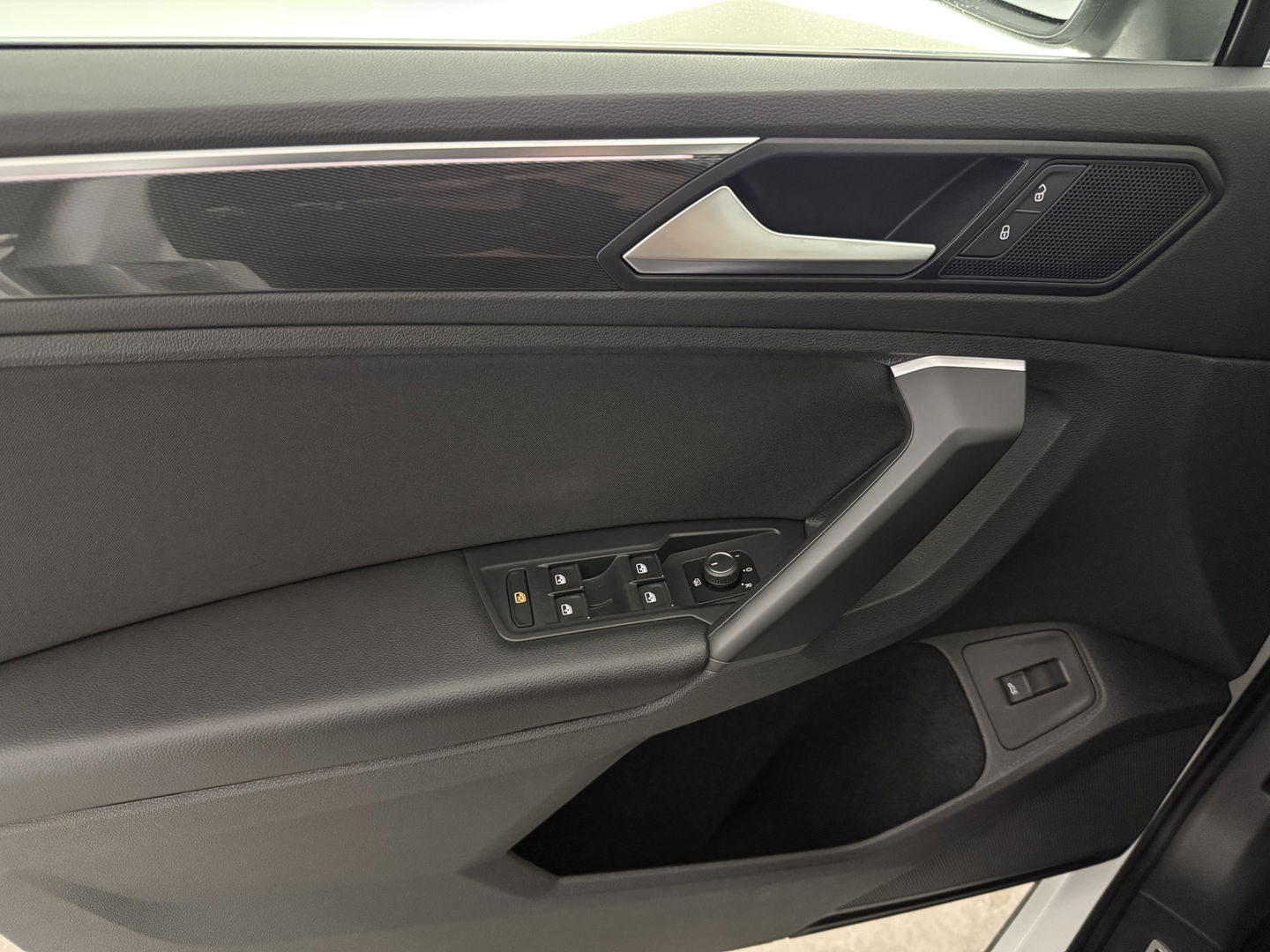 Volkswagen Tiguan 1.5 TSI ACT 150PK R-line | Virtual | Carplay | Trekh. | Adaptive Cruise | LED | Parkeersens. | NAP