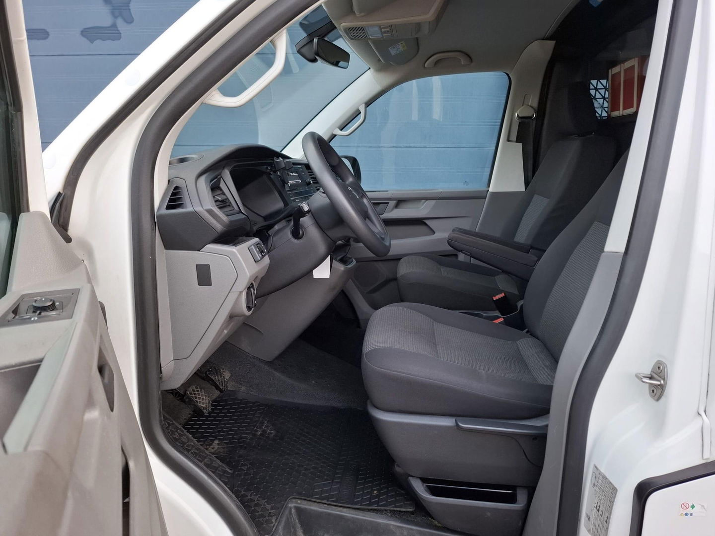 Volkswagen Transporter 2.0 TDI L2H1 30 Comfortline AIRCO / CRUISE CONTROLE / EURO 6