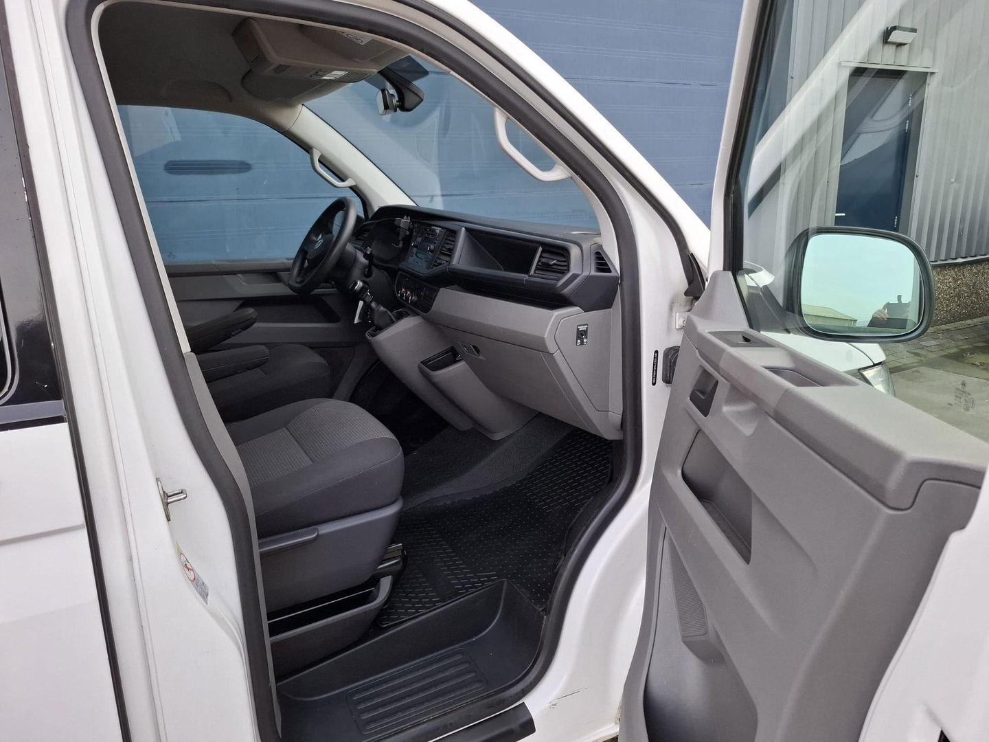 Volkswagen Transporter 2.0 TDI L2H1 30 Comfortline AIRCO / CRUISE CONTROLE / EURO 6