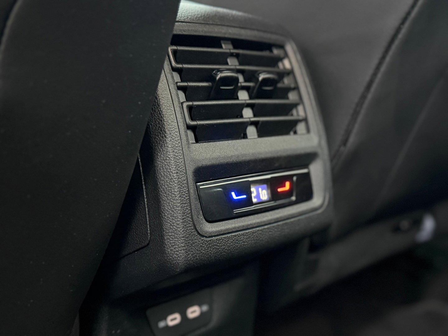 Volkswagen Golf 1.5 eTSI R-Line Edition NL-Auto|CameraIQ-Lights|Carplay|Keyless