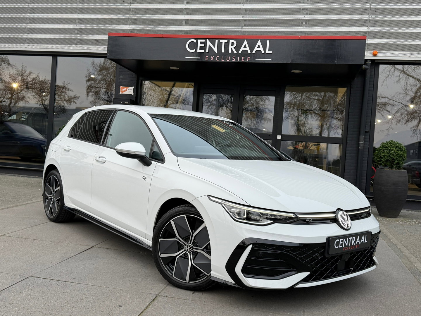 Volkswagen Golf 1.5 eTSI R-Line Edition NL-Auto|CameraIQ-Lights|Carplay|Keyless