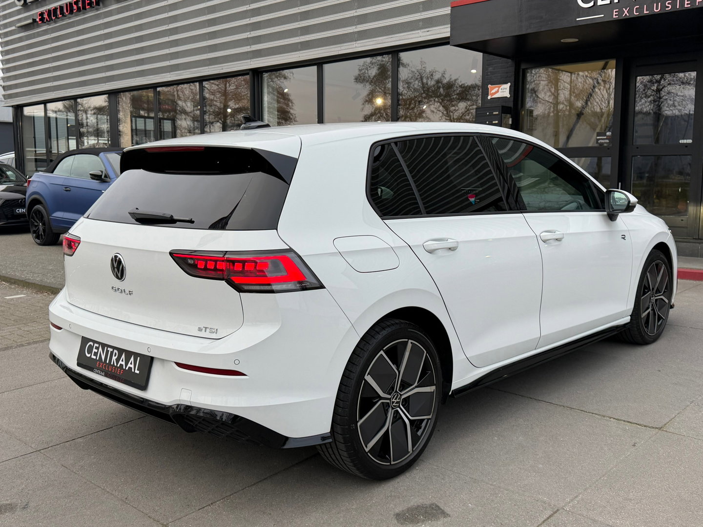 Volkswagen Golf 1.5 eTSI R-Line Edition NL-Auto|CameraIQ-Lights|Carplay|Keyless