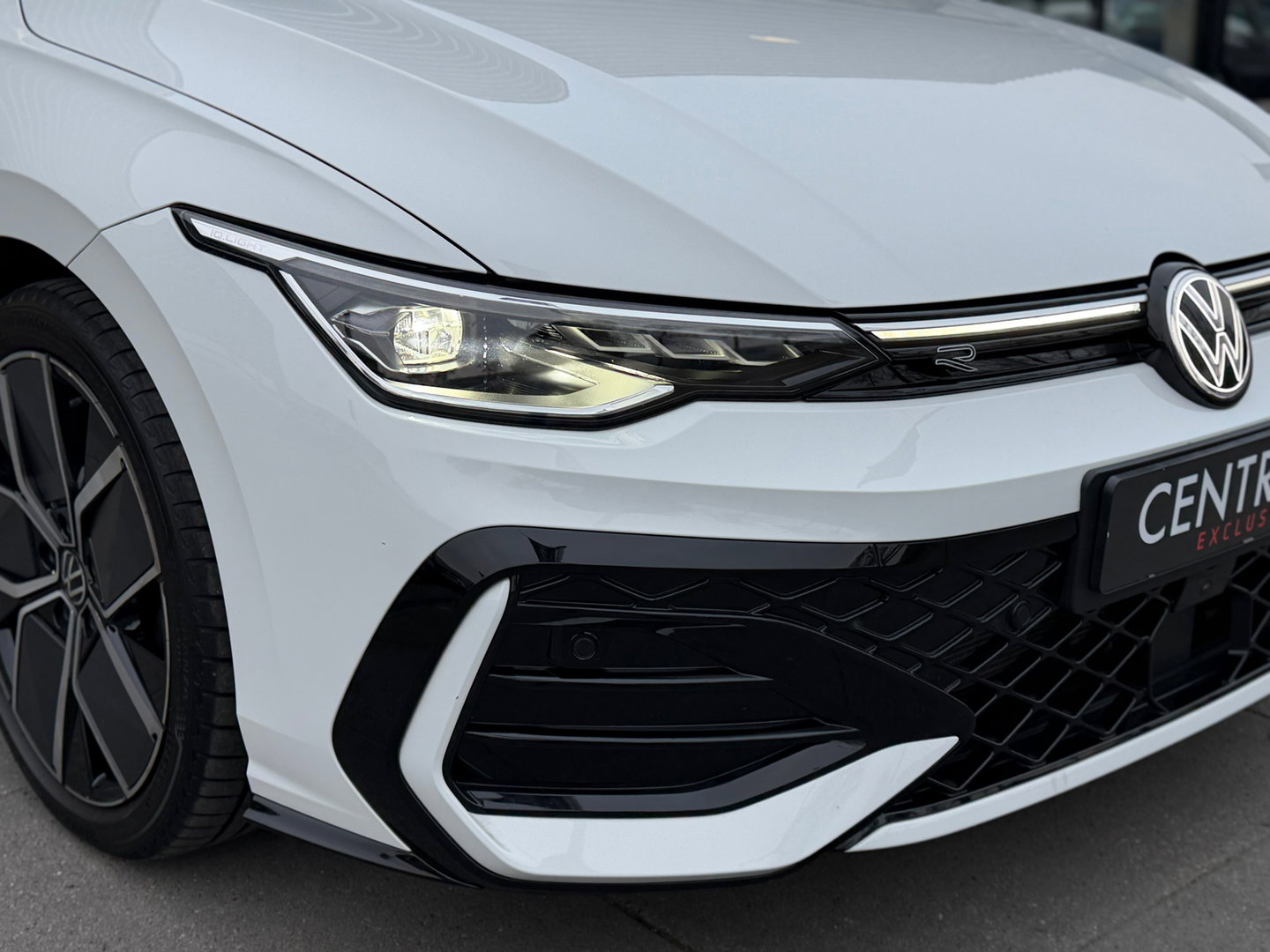 Volkswagen Golf 1.5 eTSI R-Line Edition NL-Auto|CameraIQ-Lights|Carplay|Keyless