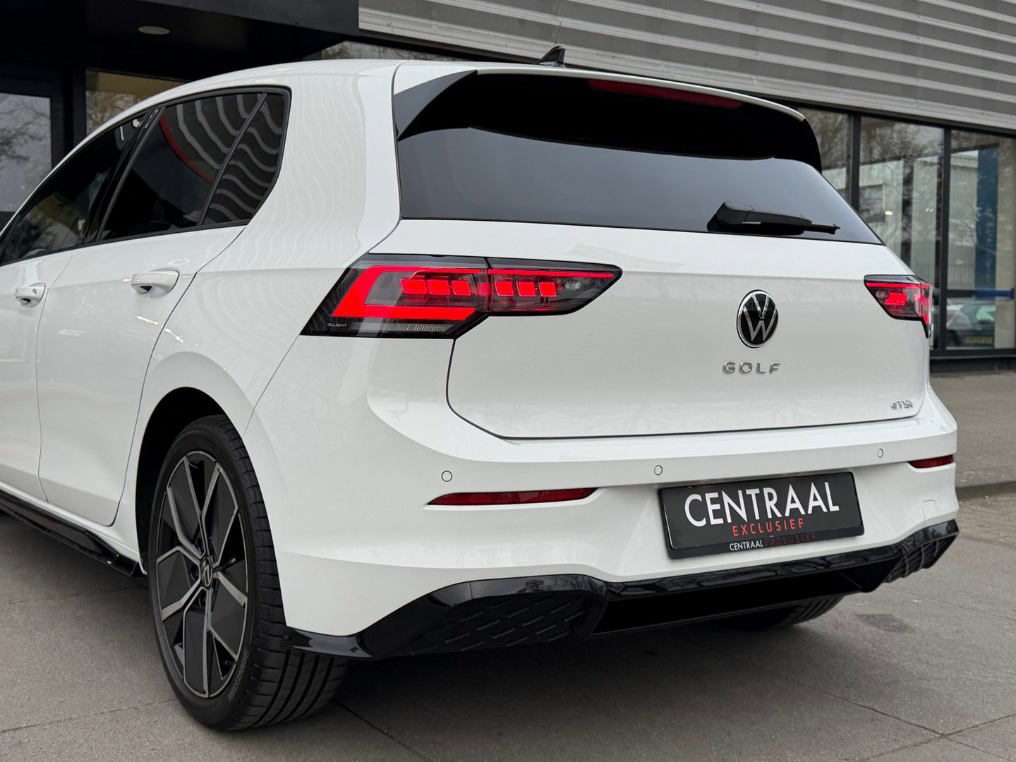 Volkswagen Golf 1.5 eTSI R-Line Edition NL-Auto|CameraIQ-Lights|Carplay|Keyless