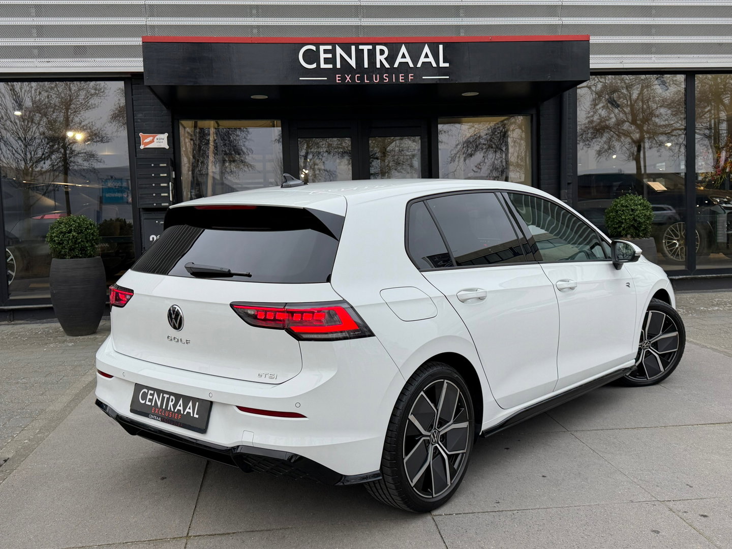 Volkswagen Golf 1.5 eTSI R-Line Edition NL-Auto|CameraIQ-Lights|Carplay|Keyless