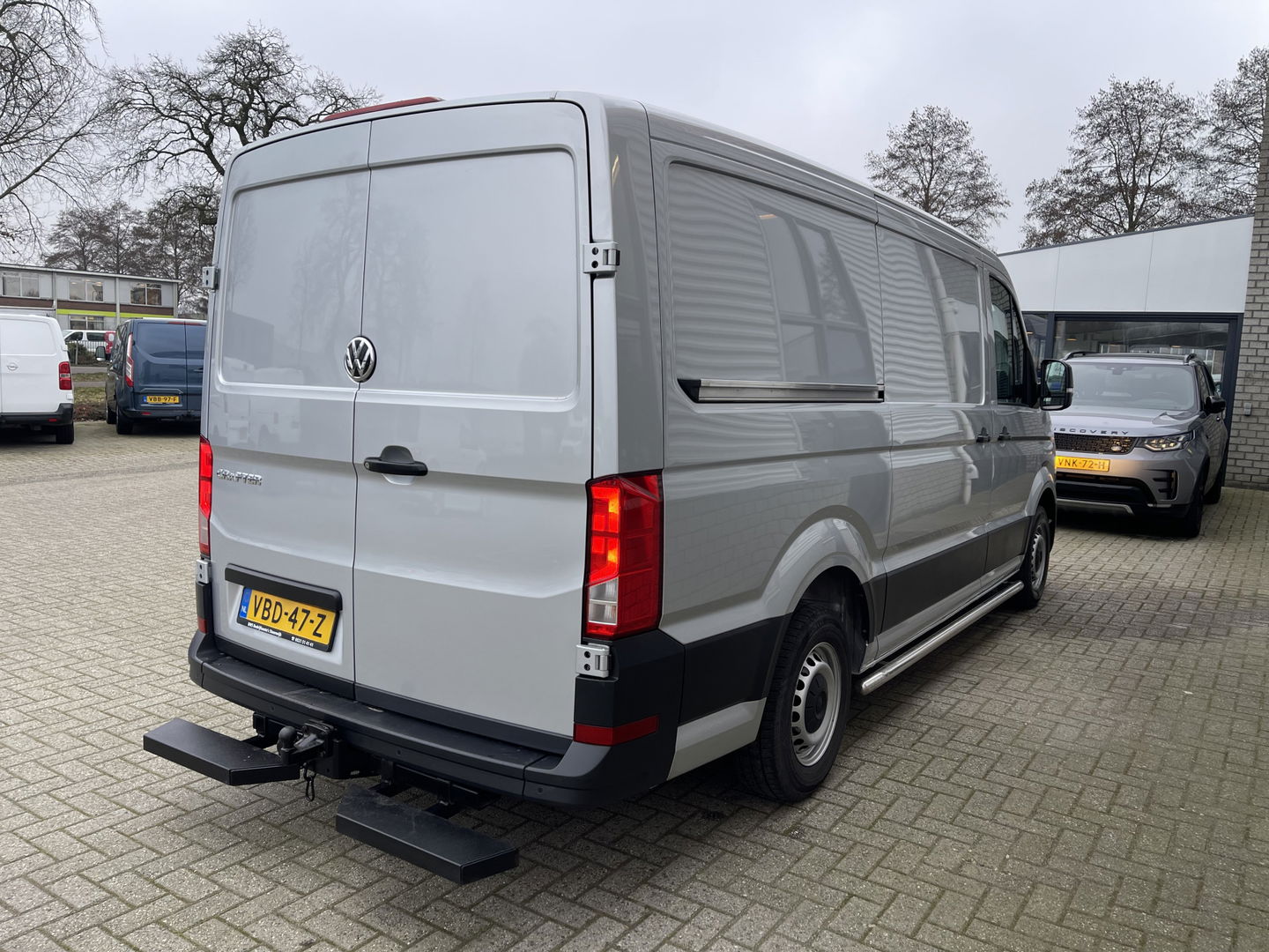 Volkswagen Crafter 30 2.0 TDI L3H2 Comfortline ( voorheen L2H1 ) / euro 6 / bpm vrij / lease vanaf € 358 / vaste prijs rijklaar € 21.950 ex btw / zilver metallic / airco / cruise / navi / pdc voor en achter