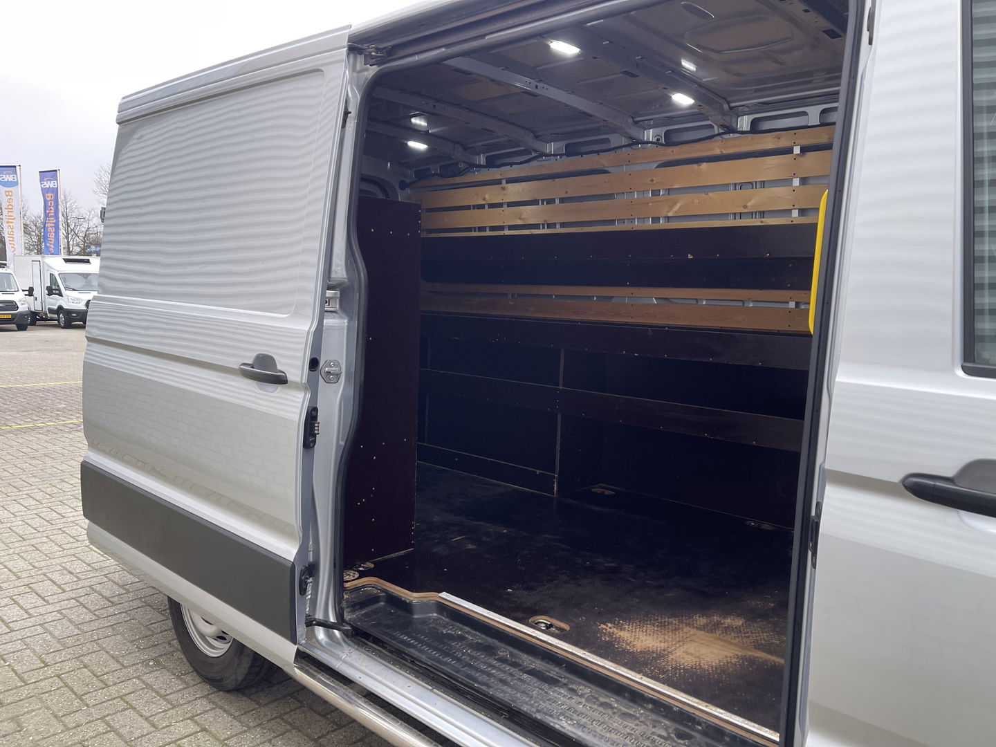 Volkswagen Crafter 30 2.0 TDI L3H2 Comfortline ( voorheen L2H1 ) / euro 6 / bpm vrij / lease vanaf € 358 / vaste prijs rijklaar € 21.950 ex btw / zilver metallic / airco / cruise / navi / pdc voor en achter
