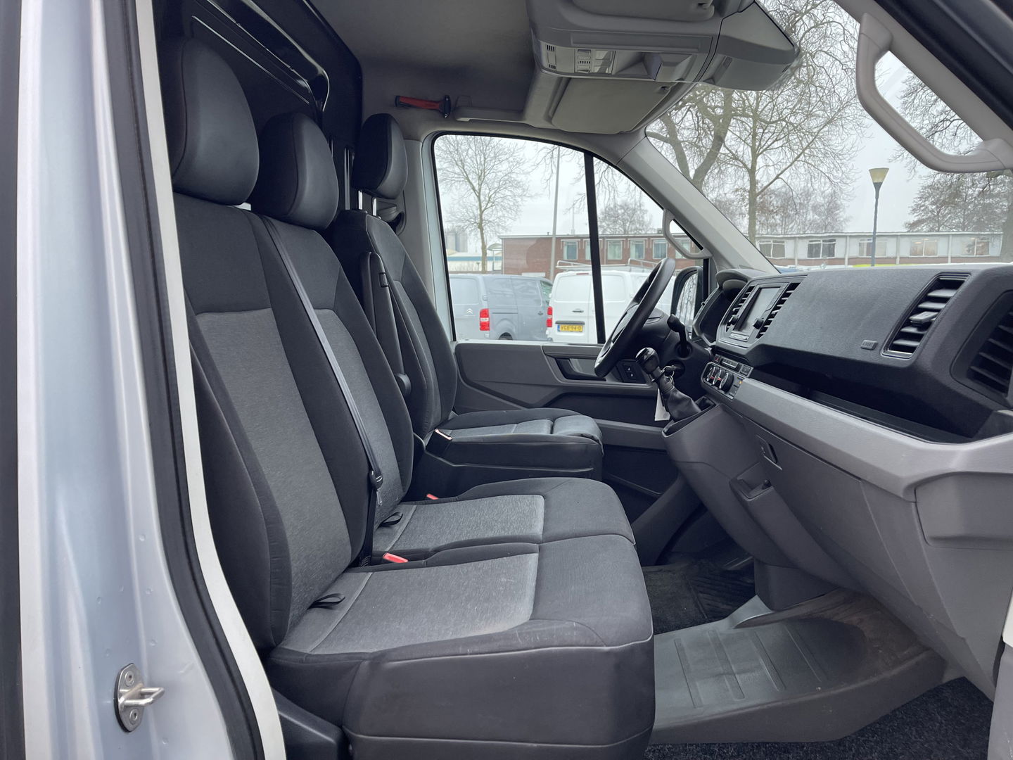 Volkswagen Crafter 30 2.0 TDI L3H2 Comfortline ( voorheen L2H1 ) / euro 6 / bpm vrij / lease vanaf € 358 / vaste prijs rijklaar € 21.950 ex btw / zilver metallic / airco / cruise / navi / pdc voor en achter