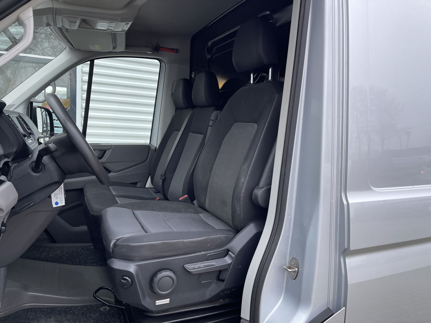 Volkswagen Crafter 30 2.0 TDI L3H2 Comfortline ( voorheen L2H1 ) / euro 6 / bpm vrij / lease vanaf € 358 / vaste prijs rijklaar € 21.950 ex btw / zilver metallic / airco / cruise / navi / pdc voor en achter