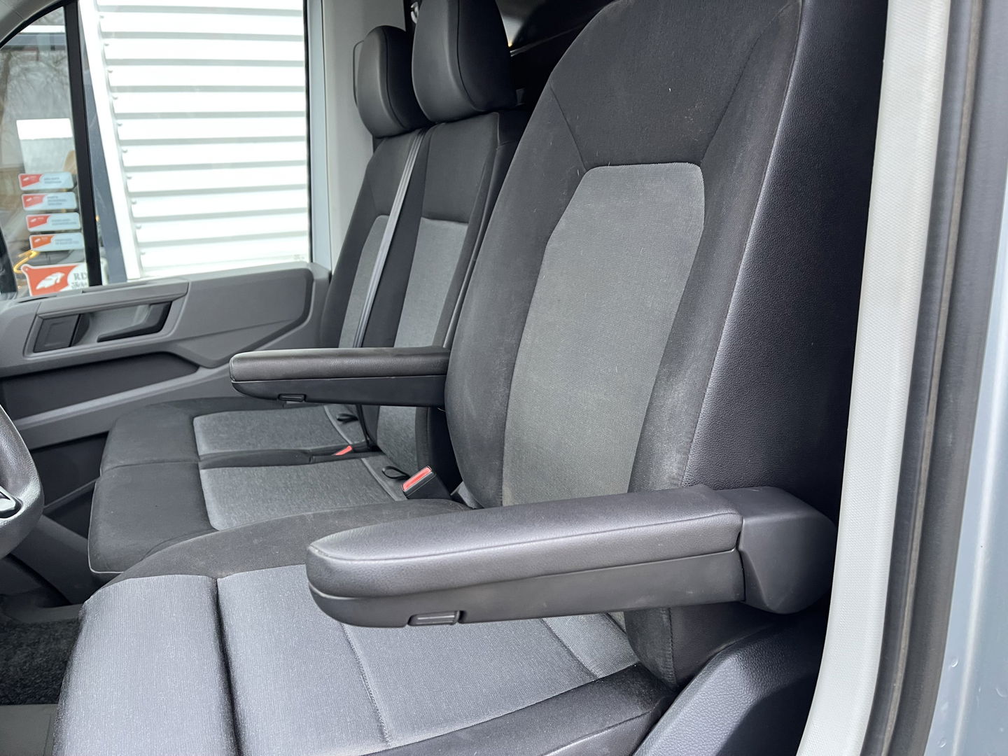 Volkswagen Crafter 30 2.0 TDI L3H2 Comfortline ( voorheen L2H1 ) / euro 6 / bpm vrij / lease vanaf € 358 / vaste prijs rijklaar € 21.950 ex btw / zilver metallic / airco / cruise / navi / pdc voor en achter