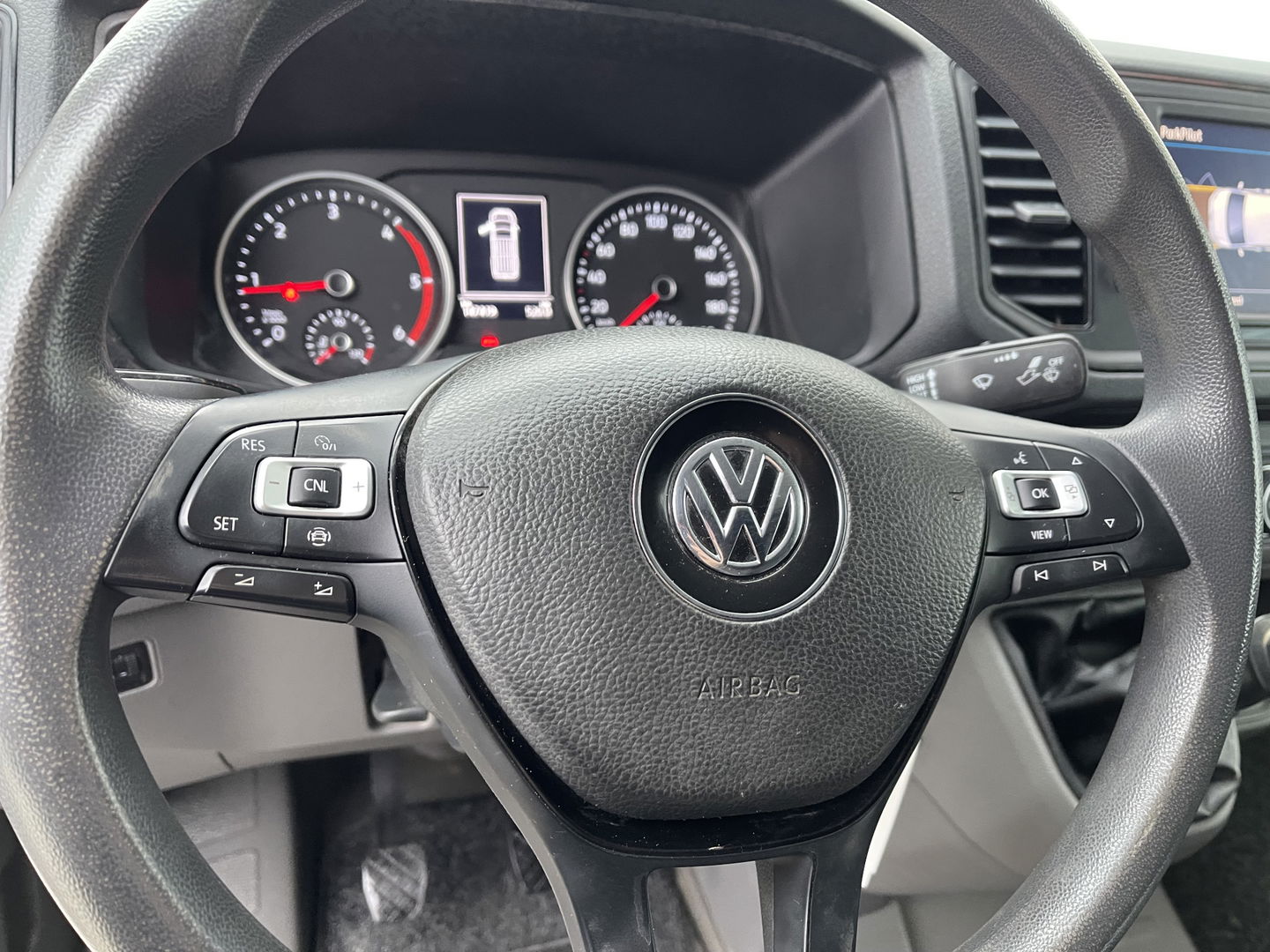 Volkswagen Crafter 30 2.0 TDI L3H2 Comfortline ( voorheen L2H1 ) / euro 6 / bpm vrij / lease vanaf € 358 / vaste prijs rijklaar € 21.950 ex btw / zilver metallic / airco / cruise / navi / pdc voor en achter