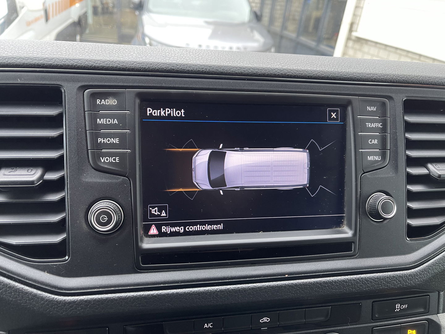 Volkswagen Crafter 30 2.0 TDI L3H2 Comfortline ( voorheen L2H1 ) / euro 6 / bpm vrij / lease vanaf € 358 / vaste prijs rijklaar € 21.950 ex btw / zilver metallic / airco / cruise / navi / pdc voor en achter