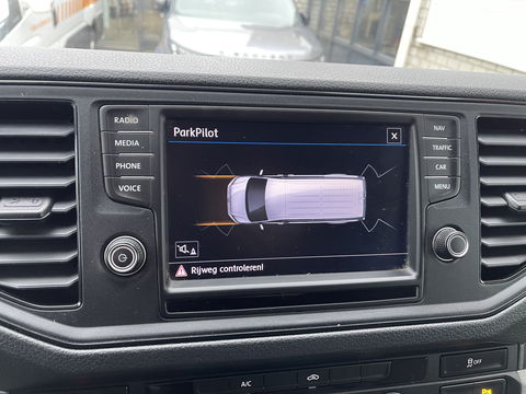 Volkswagen Crafter 30 2.0 TDI L3H2 Comfortline ( voorheen L2H1 ) / euro 6 / bpm vrij / lease vanaf € 358 / vaste prijs rijklaar € 21.950 ex btw / zilver metallic / airco / cruise / navi / pdc voor en achter