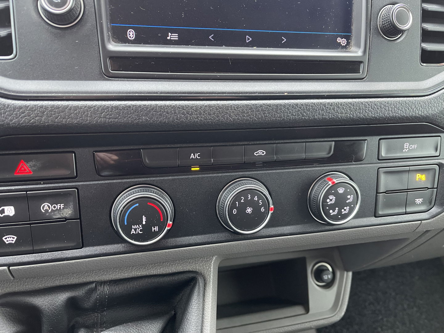 Volkswagen Crafter 30 2.0 TDI L3H2 Comfortline ( voorheen L2H1 ) / euro 6 / bpm vrij / lease vanaf € 358 / vaste prijs rijklaar € 21.950 ex btw / zilver metallic / airco / cruise / navi / pdc voor en achter