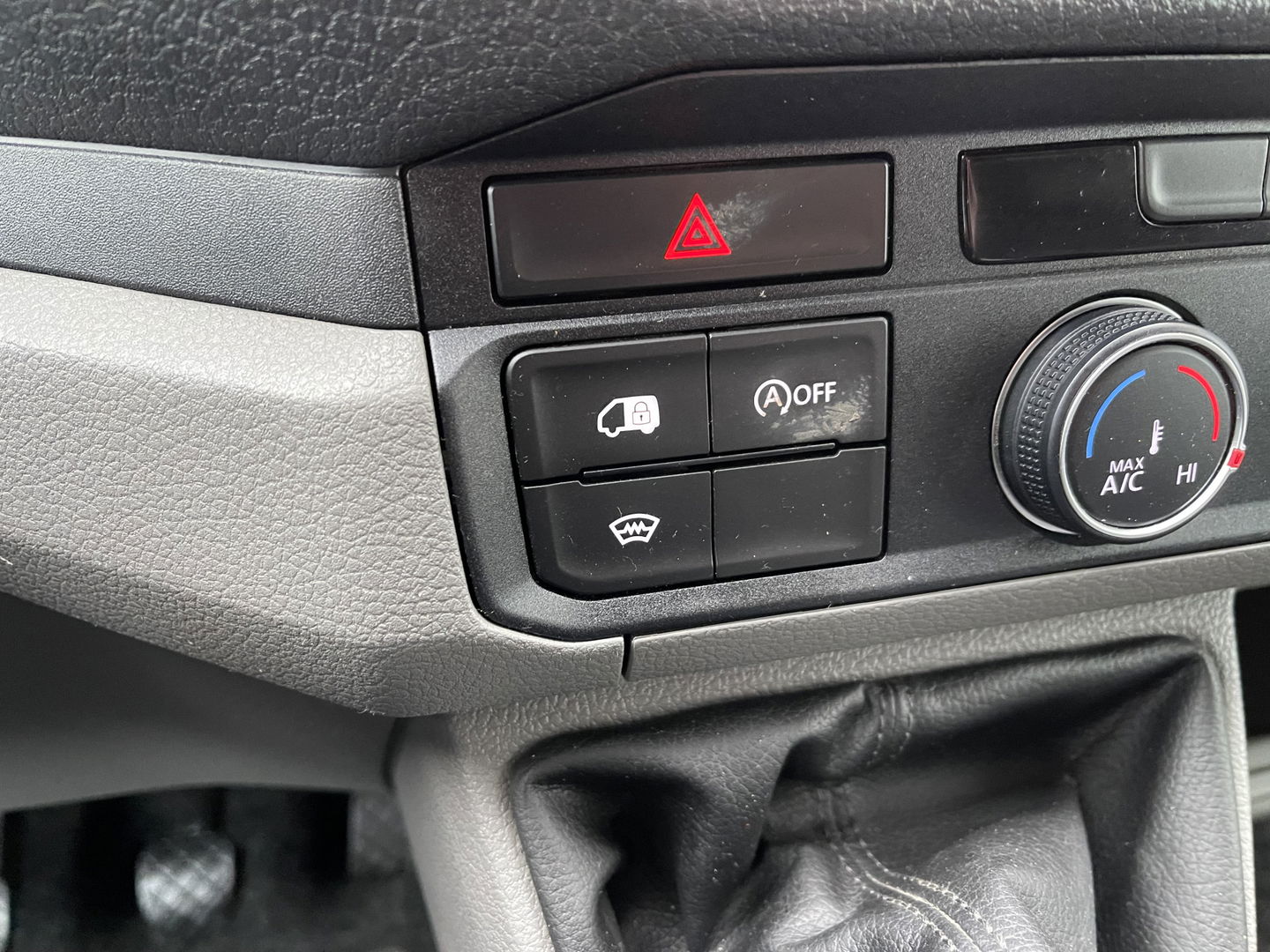 Volkswagen Crafter 30 2.0 TDI L3H2 Comfortline ( voorheen L2H1 ) / euro 6 / bpm vrij / lease vanaf € 358 / vaste prijs rijklaar € 21.950 ex btw / zilver metallic / airco / cruise / navi / pdc voor en achter