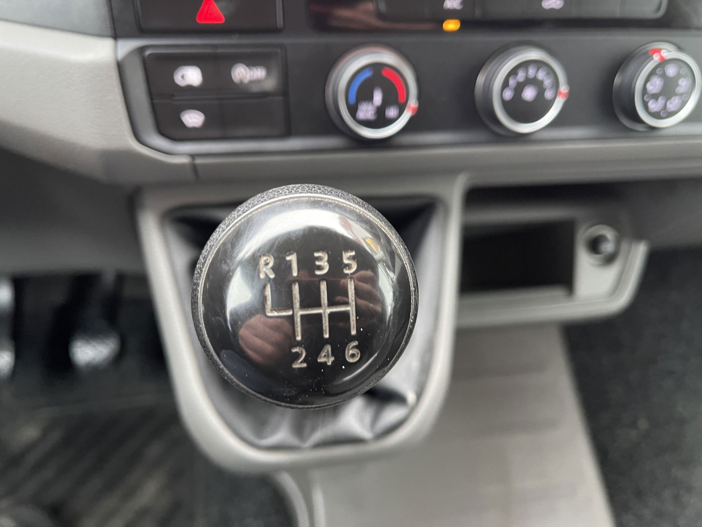 Volkswagen Crafter 30 2.0 TDI L3H2 Comfortline ( voorheen L2H1 ) / euro 6 / bpm vrij / lease vanaf € 358 / vaste prijs rijklaar € 21.950 ex btw / zilver metallic / airco / cruise / navi / pdc voor en achter