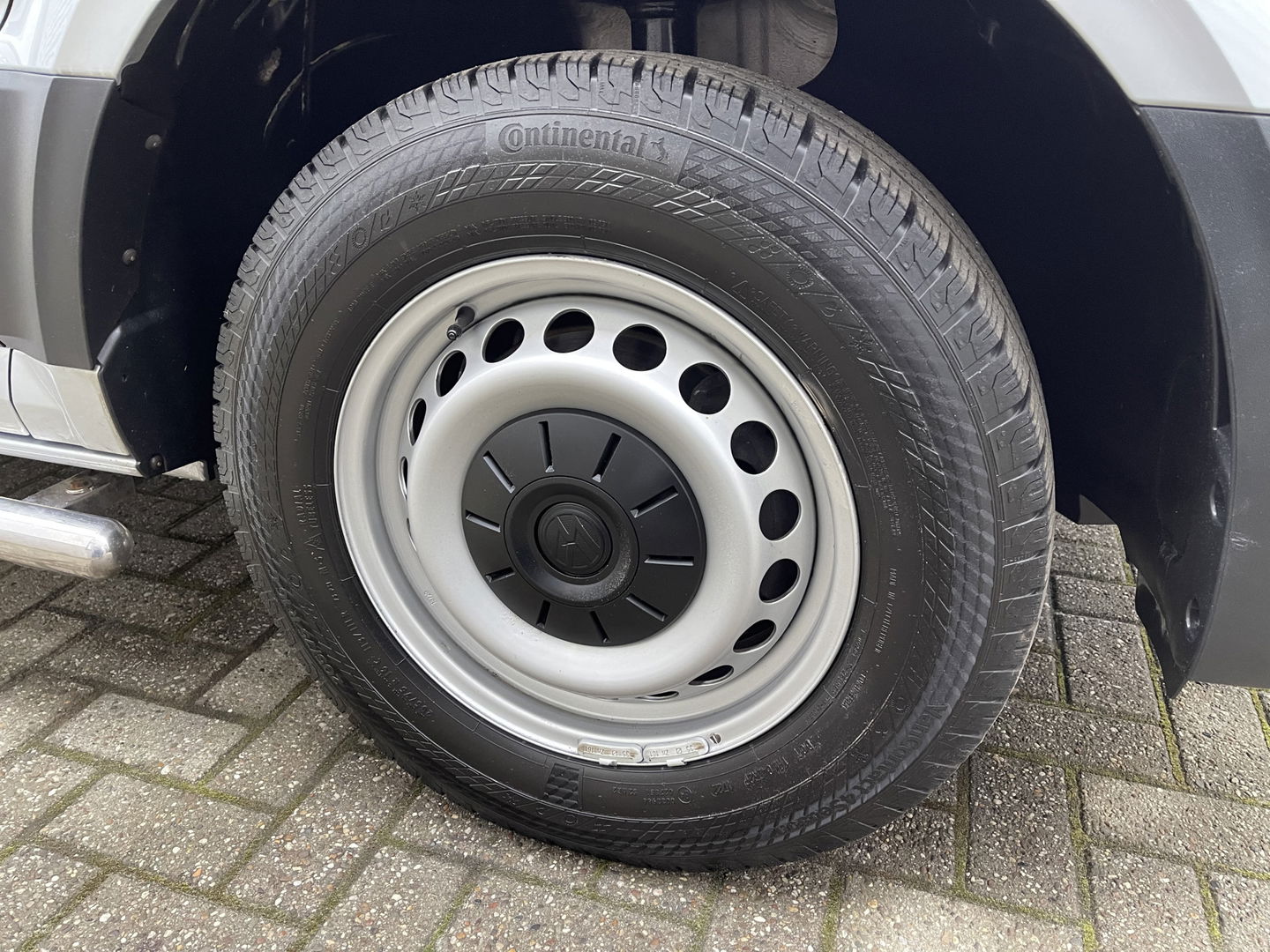 Volkswagen Crafter 30 2.0 TDI L3H2 Comfortline ( voorheen L2H1 ) / euro 6 / bpm vrij / lease vanaf € 358 / vaste prijs rijklaar € 21.950 ex btw / zilver metallic / airco / cruise / navi / pdc voor en achter