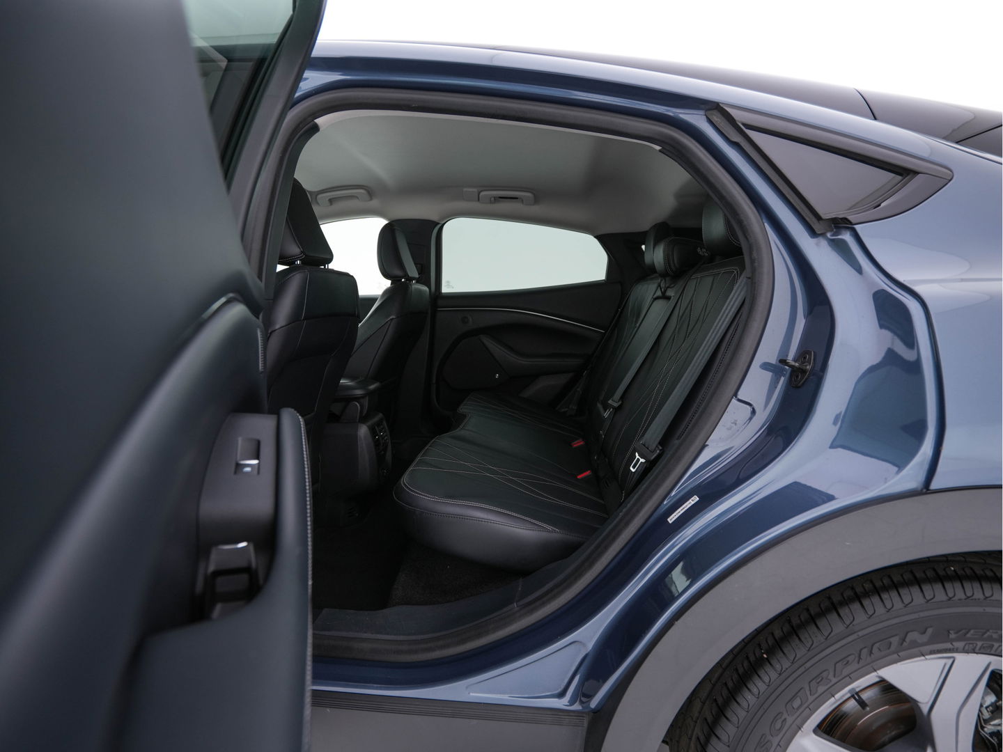 Ford Mustang Mach-E RWD 75 kWh (3-Fase-11 kW) {SOH-90%} (INCL-BTW) Aut.*LEATHER | FULL-LED | DAB | DIGI-COCKPIT | KEYLESS | NAVI-FULLMAP | CARPLAY | HEATED-COMFORTSEATS | TOPVIEW |  ADAPTIVE-CRUISE | PRIVACY-GLASS | 18'' ALU*