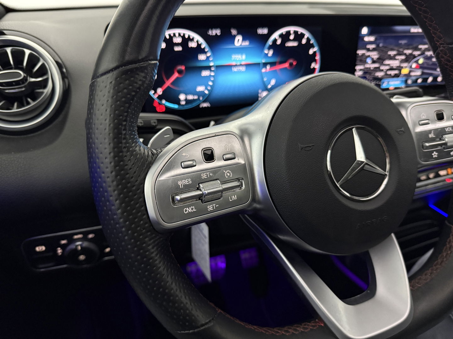 Mercedes-Benz GLB 200 Business AMG | Pano | Sfeer | Camera | Carplay | Virtual | Trekhaak | Cruise | NAP